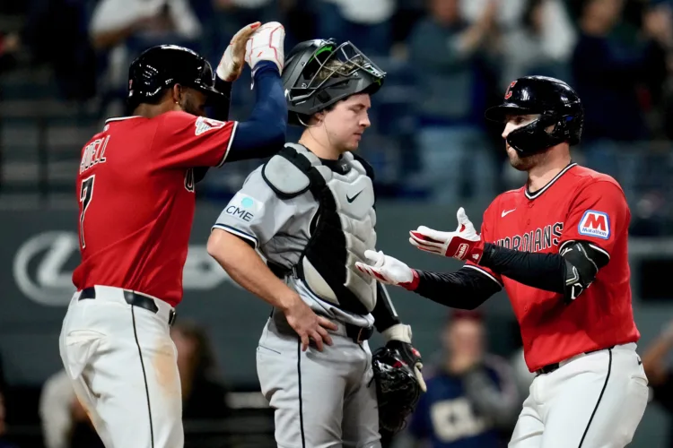 White Sox land first blow against Guardians